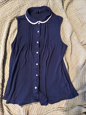 Sleeveless Navy Button-Down Blouse with White-Trim Collar